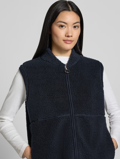 Frauenmodel trägt Regular Fit Weste mit Stehkragen Modell 'SC-ONYX 3' von Soyaconcept, dunkelblau, strukturierte Oberfläche, Nahaufnahme Oberkörper. Damen Weste von Soyaconcept.