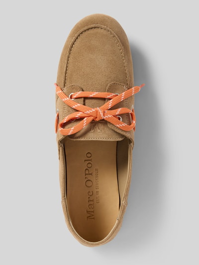 Produktfoto, Schnürschuhe aus Veloursleder Modell 'SIANA 2B' von Marc O'Polo in Beige mit orangefarbener Kontrast-Schnürung, flacher Absatz, strukturierte Sohle, abgerundete Schuhspitze, unifarbene Optik, echtes Leder, strukturierte Textur.