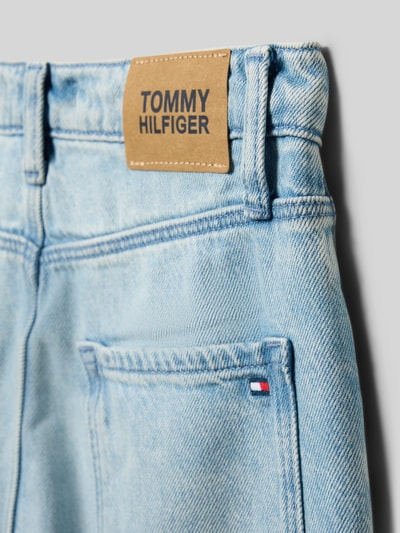 Produktfoto, Tapered Jeans aus Baumwoll-Lyocell-Mix von Tommy Hilfiger Teens, jasnoniebieski denim, label patch, logo-stitching, krój tapered fit, bawełna z lyocellem, 5-kieszeni, szlufki, wewnętrzna regulacja pasa