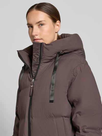 Frauenmodel trägt Jacke in Stepp-Optik mit Reißverschluss Modell 'Jilly Hope' von MOS MOSH, krój regular fit, kaptur z tunelem, wpuszczane kieszenie, Długość tyłu w rozmiarze S: 63 cm, szerokość ramion w rozmiarze S: 50 cm, szerokość klatki piersiowej w rozmiarze S: 58 cm, długość rękawów w rozmiarze S: 64 cm, brąz, matowa powierzchnia, prosty fason, Nahaufnahme Oberkörper