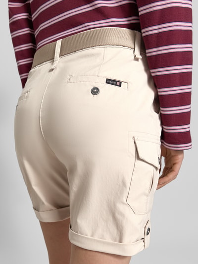 Frauenmodel trägt Shorts mit Hydrocool Effekt und Gürtel von G.I.G.A. DX in Beige mit Eingrifftaschen und Pattentaschen, Regular Fit, Ganzkörperansicht Rückansicht.