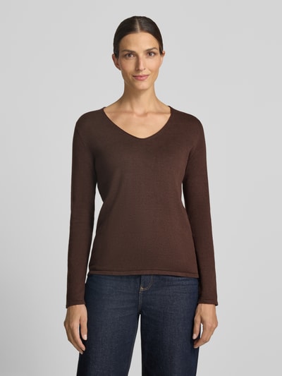 Frauenmodel trägt Regular Fit Pullover aus Baumwoll-Mix von Tom Tailor in Braun, strukturierte Oberfläche, Ganzkörperansicht von vorne, Damen Pullover von Tom Tailor.