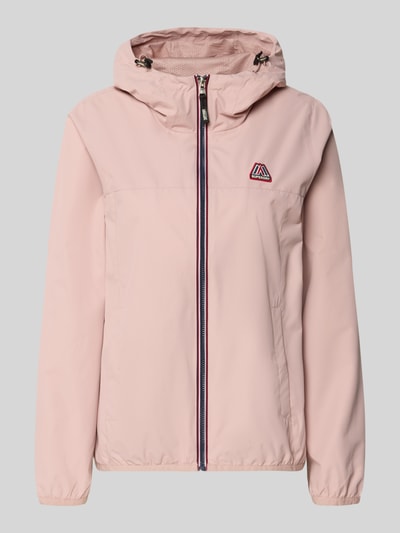 Produktfoto, Regular Fit Windbreaker mit Logo-Applikation von Superdry, jasnoróżowa wiatrówka z kapturem, wpuszczane kieszenie, zamek błyskawiczny, aplikacja z logo na piersi, krój regular fit, długość tyłu w rozmiarze S 25 cm, szerokość ramion w rozmiarze S 44 cm, szerokość klatki piersiowej w rozmiarze S 49 cm, długość rękawów w rozmiarze S 65 cm