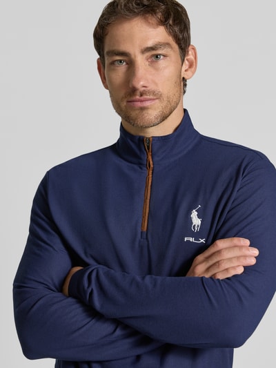 Männermodel trägt Regular fit schipperstrui met korte ritssluiting van Polo Ralph Lauren in effen donkerblauw, Nahaufnahme Oberkörper