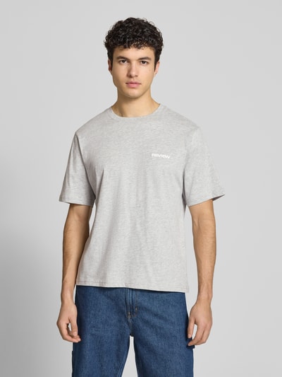Männermodel trägt T-Shirt mit Logo und Rundhalsausschnitt von REVIEW in Grau, Baumwoll-Viskose-Mix, Regular-Fit, Ganzkörperansicht von vorne. Rückenlänge bei Größe M: 64 cm.