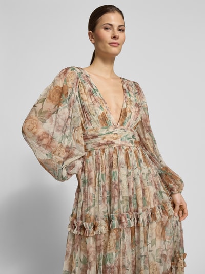 Frauenmodel trägt Abendkleid aus Tüll mit V-Ausschnitt und Taillenband von LACE & BEADS, taillierter Stufen-Look, florales Muster, Nahaufnahme Oberkörper.