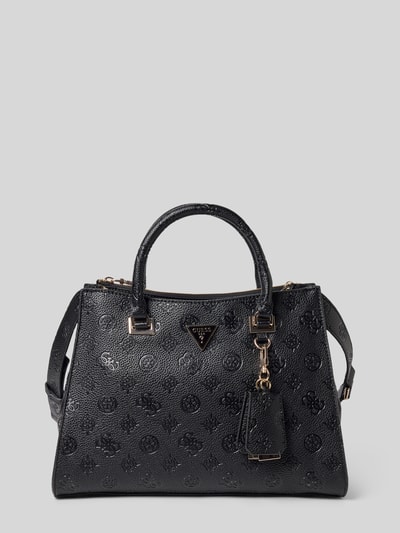 Produktfoto, schwarze Handtasche mit Logo-Muster Modell 'CRESIDIA II SOCIETY SATCH' von Guess, strukturierte Oberfläche, goldfarbene Details, trapezförmige Form, Tragehenkel, Schulterriemen, Größenmaß 34x22x13 cm, 110 cm Riemenlänge.