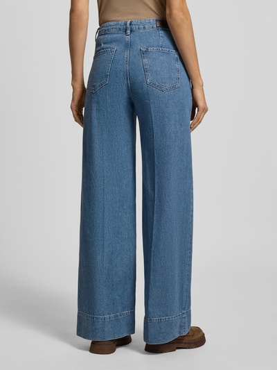Frauenmodel trägt Jeans mit Eingrifftaschen von Windsor, reine Baumwolle, lockerer Schnitt, Gesäßtaschen, blaue Farbe, Ganzkörperansicht Rückansicht.