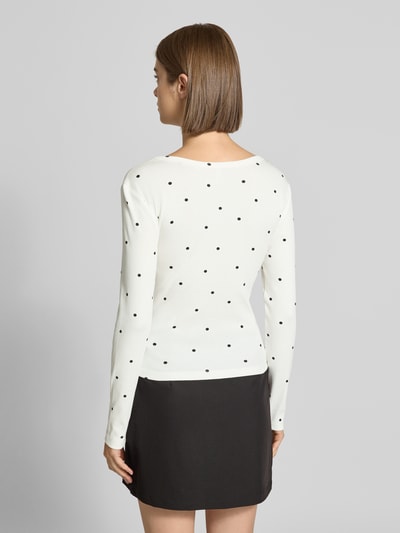 Frauenmodel trägt Regular Fit Langarmshirt aus Baumwoll-Mix Modell 'FENJA' von ONLY, weiß mit schwarzen Punkten, Ganzkörperansicht Rückansicht, Damen Langarmshirt von ONLY.