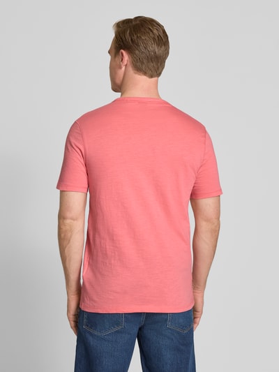 Männermodel trägt Regular Fit T-Shirt aus reiner Baumwolle Modell 'TEGOOD' von BOSS Orange, Optik: Unifarben, Ganzkörperansicht Rückansicht.