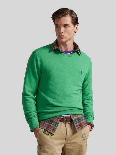 Männermodel trägt Regular Fit Sweatshirt aus Baumwoll-Mix von Polo Ralph Lauren in Grün, Optik: Unifarben, Logo-Stitching, Rundhals, Langarm, Rumpfabschluss gerippt, Materialverarbeitung: Sweat, Ganzkörperansicht von vorne.