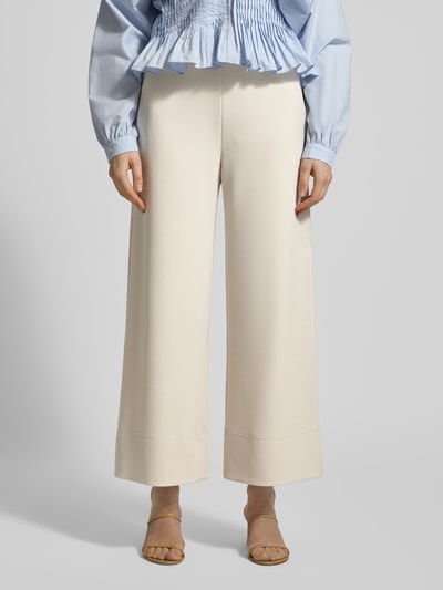Frauenmodel trägt Hose mit elastischem Bund Modell 'PALINA 6/8 SPORT' von Raffaello Rossi in Beige, weites Bein, verkürzte Passform, Nahaufnahme Oberkörper.