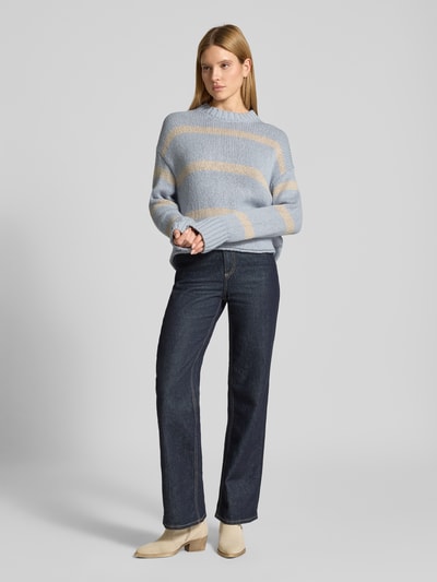 Frauenmodel trägt Regular Fit Strickpullover aus Baumwoll-Mix von Marc O'Polo, Optik: Unifarben, Passform: Regular-Fit, Rundhals, Langarm, Ärmelabschluss gerippt, Rumpfabschluss Rollsaum, Materialverarbeitung: Strick, Ganzkörperansicht von vorne.