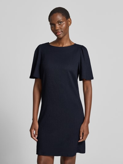 Frauenmodel trägt knielanges Kleid mit Rundhalsausschnitt von Zero, Material-Mix mit Stretch-Anteil, gerader Schnitt, Ganzkörperansicht von vorne.