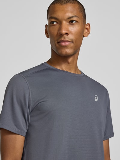 Männermodel trägt Regular Fit T-Shirt mit Logo-Print von ASICS in Dunkelgrau, Kurzarm, Rundhalsausschnitt, Nahaufnahme Oberkörper