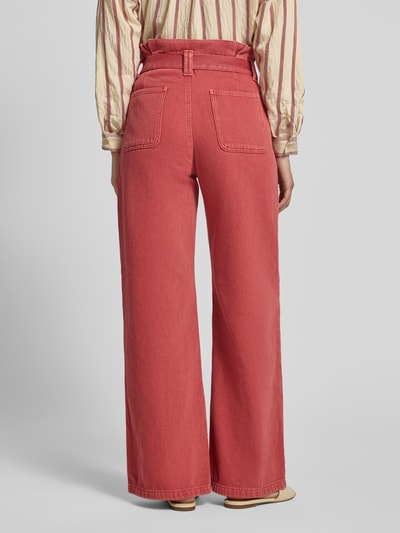Frauenmodel trägt Wide Leg Jeans mit Gürtel von Jake*s Casual aus Reine Baumwolle, AufgesetzteTaschen, rote Farbe, Ganzkörperansicht Rückansicht.