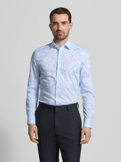 Männermodel trägt Slim Fit Business-Hemd mit Kentkragen von OLYMP Level Five im Allover-Look, hellblau-weiß, Nahaufnahme Oberkörper. Baumwoll-Elasthan-Mix, Rückenlänge 8 cm, Schulterbreite 43 cm, Ärmellänge 67 cm.