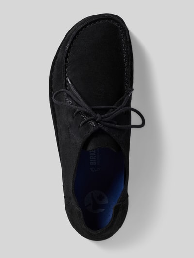 Produktfoto, schwarze Schnürschuhe aus beschichtetem Leder mit strukturierter Sohle, Modell 'UTTI' von Birkenstock, abgerundete Form, Absatzhöhe 1 cm, Schafthöhe 10 cm, Schaftweite 11 cm.