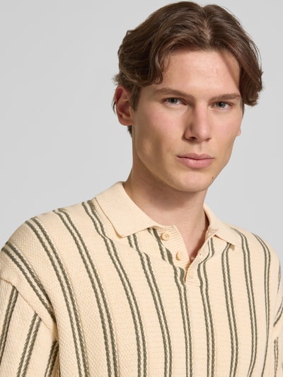 Männermodel trägt Regular Fit Strick-Poloshirt Modell 'POUL' von Redefined Rebel, Baumwoll-Mix, Streifen, Knopfleiste, Nahaufnahme Oberkörper.