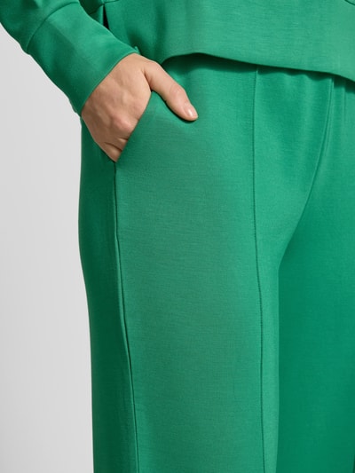 Kobiece modelka nosi Sweatpants mit elastischem Bund od Christian Berg Woman w kolorze zielonym, tekstura gładka, zbliżenie na kieszeń, detal.