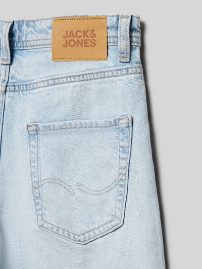 Produktfoto, Straight Fit Shorts mit Logo-Patch Modell 'Alex' von Jack & Jones aus reiner Baumwolle, 5-Pocket-Design, hellblau, detailreiche Textur, Knopf-Reißverschluss, Bundweite 35 cm, Innenbeinlänge 23 cm.