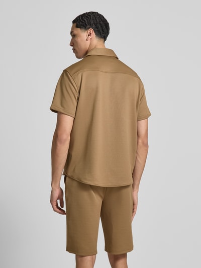 Männermodel trägt Regular Fit Freizeithemd mit Brusttasche Modell 'ADRIAN' von Blend in Braun, Elastischer-Material-Mix mit Viskose-Anteil, Kentkragen, Knopfleiste, Rückenlänge 71 cm, Schulterbreite 47 cm, Ärmellänge 23 cm, Ganzkörperansicht Rückansicht
