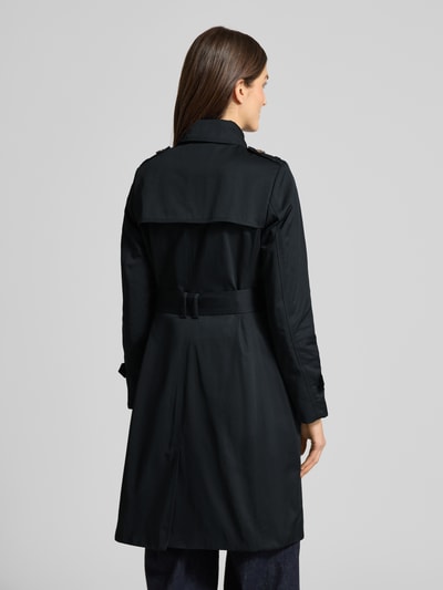 Frauenmodel trägt Mantel mit Stoffgürtel von Jake*s Casual in Schwarz, taillierte Passform, Umlegekragen, Rückansicht Ganzkörperansicht.