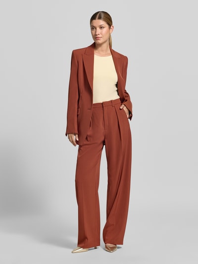 Kobieta nosi bluzkę z długim rękawem z mieszanki bawełny i elastanu od Marc Cain, krój slim fit, okrągły dekolt, krój z długim rękawem, długość tyłu w rozmiarze 36: 50 cm, widok całej sylwetki z przodu.