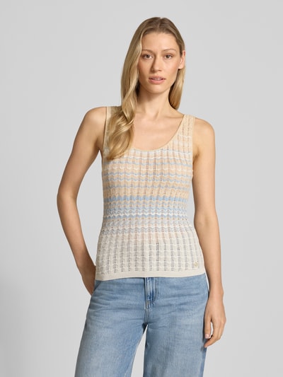 Modelka nosi Stricktop aus Viskose-Mix mit Rundhalsausschnitt Modell 'ROSALYN' od Guess, beżowo-niebieskie tony, krój slim fit, przędza z fakturą, długość tyłu 41 cm w rozmiarze S, ujęcie całej sylwetki z przodu.