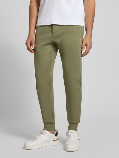 Männermodel trägt olivgrüne Regular Fit Sweathose aus Baumwoll-Mix von Polo Ralph Lauren, glatte Struktur, Ganzkörperansicht von vorne, Herren Sweathose von Polo Ralph Lauren