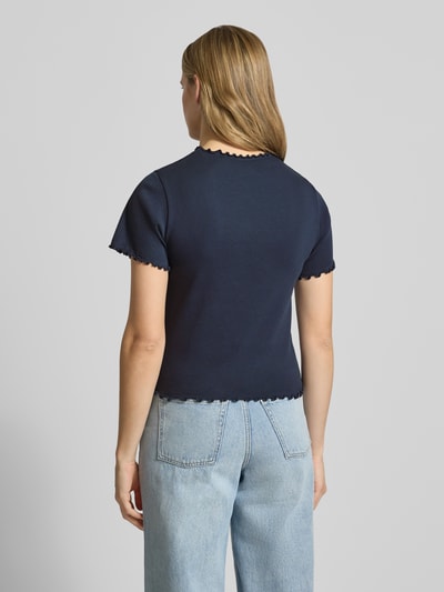 Vrouwenmodel draagt Slim Fit T-Shirt uit katoenmix model 'NORA' van Pepe Jeans in uni donkerblauw, labelstiksel, fijnrib, korte mouw, ronde hals, achteraanzicht volledige lichaamsopname.