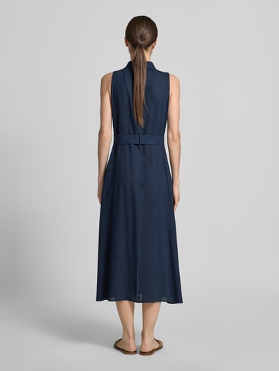 Frauenmodel trägt Maxikleid aus Viskose-Mix mit Gürtel von Apricot, dunkelblau, Taillierter Schnitt, Hemdblusenkragen, Knopfleiste, Damen Gürtel, Rückenlänge 120 cm, Brustweite 31 cm, Ganzkörperansicht Rückansicht.