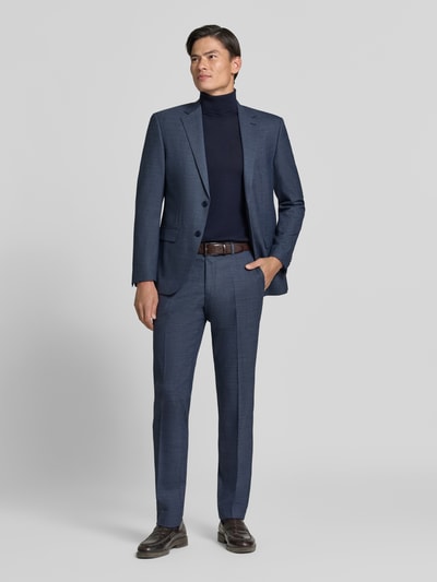Męski model nosi Slim Fit Anzug aus Schurwoll-Mix von HECHTER PARIS, granatowy materiał, Kieszenie z patką, Kołnierz z połami, kanty, Guzik- i zamek błyskawiczny, Szerokość w rozmiarze 50: 45 cm, Długość tyłu: 75 cm, Szerokość ramion: 40 cm, Długość rękawów: 64 cm, Długość wewnętrzna nogawki: 58 cm, garnitur o drobnej fakturze, Ganzkörperansicht von vorne.