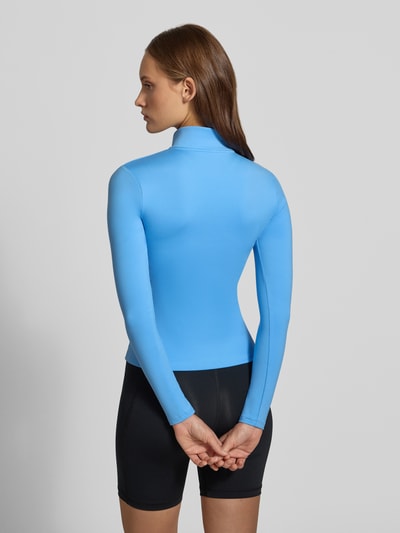 Mädchen trägt kurtka treningowa Slim Fit Trainingsjacke mit Logo-Print Modell 'One Fitted' von Nike, Damen Trainingsjacke, Ganzkörperansicht Rückansicht