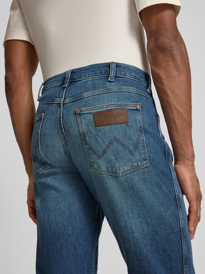 Männermodel trägt Straight Fit Jeans im 5-Pocket-Design Modell 'Greensboro' von Wrangler, Baumwoll-Mix, Gerader-Schnitt, Rückansicht