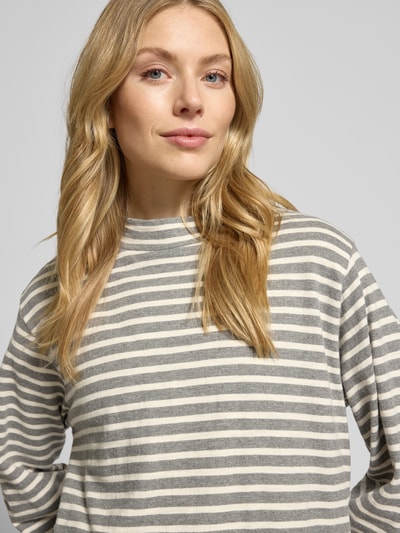 Frauenmodel trägt Regular Fit Langarmshirt aus reiner Baumwolle von Marc O'Polo, Optik: Allover-Muster, gestreift, Rundhals, langarm, Feinstrick, creme-graue Streifen, Nahaufnahme Oberkörper.