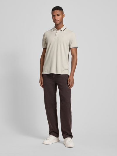 Męski model nosi Modern Fit Poloshirt mit Logo-Print Modell 'Keep Dry' von RAGMAN z mieszanki bawełny, kołnierzyk polo, listwa guzikowa, nadruk z logo, długość tyłu w rozmiarze m: 28 cm, całkowity widok z przodu.