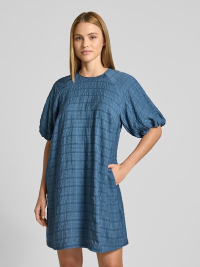 Frauenmodel trägt Minikleid aus Viskose-Mix mit Ballonärmel von Jake*s Casual, strukturierter Stoff in Blau, ganzkörperansicht von vorne. Gerader Schnitt, Rundhalsausschnitt, Ballonärmel, Schlüsselloch-Ausschnitt hinten, Damenmode.