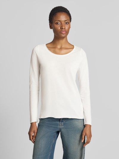 Frauenmodel trägt Regular Fit Longsleeve im Strukturmuster von Smith and Soul in Creme, Baumwoll-Mix, Rundhalsausschnitt, Ganzkörperansicht von vorne.