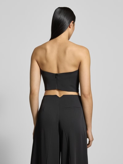 Frauenmodel trägt Slim Fit Top im schulterfreien Design von Jake*s Cocktail, elastischer Material-Mix, schwarze Farbe, Ganzkörperansicht Rückansicht.