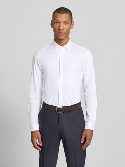 Männermodel trägt Slim Fit Businesshemd aus Baumwoll-Mix Modell 'KETRAN' von HUGO, Optik: Unifarben, Ganzkörperansicht von vorne.