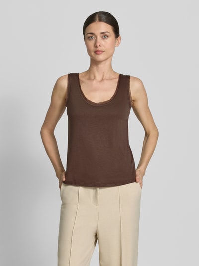 Vrouwenmodel draagt Tanktop met ronde hals en licht afgeronde zoom van Jake*s Casual, loose fit, siergarnering, ruglengte maat S 36 cm, Ganzkörperansicht von voren.