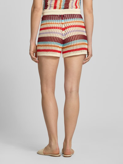 Frauenmodel trägt Shorts mit Kordelzug Modell 'KAIA' von Topshop, Streifenmuster in Beige, Rot und Lila, Ganzkörperansicht Rückansicht.