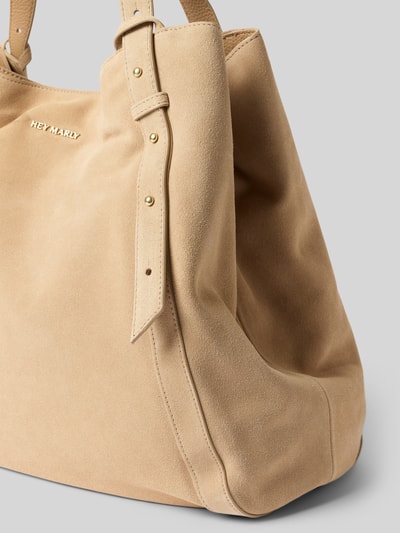 Produktfoto, beigefarbene Handtasche aus Kalbsleder Modell 'Pretty Wonder Suede L' von Hey Marly mit Label-Applikation, weiche Wildlederstruktur, sichtbarer Magnetverschluss und Tragehenkel, Größe 39x37x20 cm, Schulterriemen 62 cm.