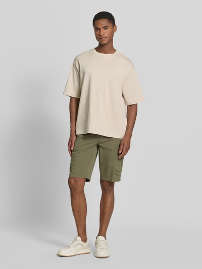 Männermodel trägt Regular Fit Cargoshorts aus Baumwoll-Mix Modell 'Bastia' von Brax, Optik: Unifarben, Ganzkörperansicht von vorne.