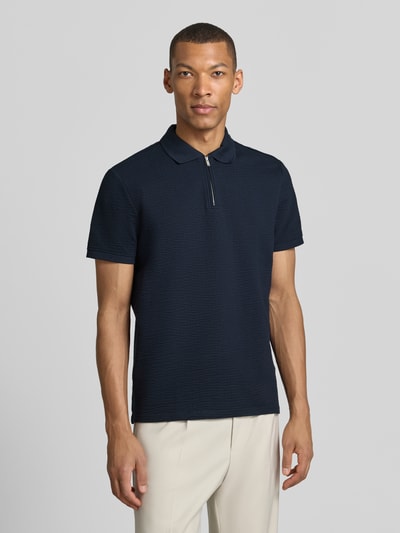 Männermodel trägt Regular Fit Poloshirt mit Strukturmuster von MCNEAL in Dunkelblau, Baumwoll-Mix, Reißverschluss, Kurzärmelig, Ganzkörperansicht von vorne.