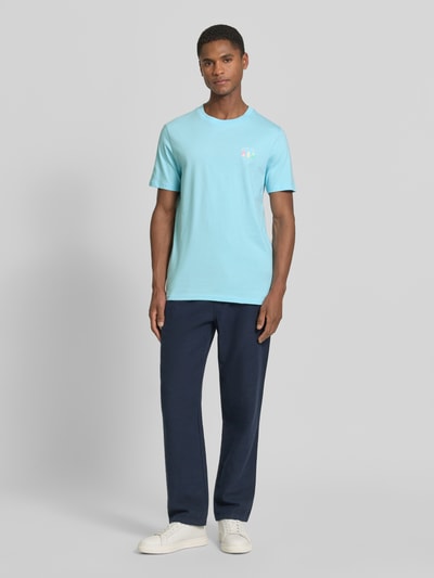 Männermodel trägt T-Shirt mit Stitching und Rundhalsausschnitt von Lindbergh, Slim-Fit, Reine Baumwolle, Herren T-Shirt, Ganzkörperansicht von vorne.
