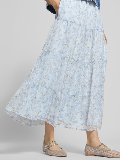 Frauenmodel trägt Ausgestellter Maxi-Rock mit elastischem Bund Modell 'LELIZA' von Only mit Optik:Allover-Muster, Regular-Fit, Maxi-Länge, gerade Saum und Dobby-Materialverarbeitung, Ganzkörperansicht von vorne.