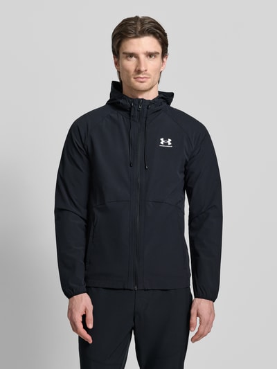 Męski model nosi Kurtka z kapturem od Under Armour, mieszanka materiałów z dodatkiem streczu, luźny krój, tunel, zamek błyskawiczny, nadruk z logo, wpuszczane kieszenie, długość tyłu w rozmiarze M: 68 cm, długość rękawów w rozmiarze M: 66 cm, całkowity widok z przodu.