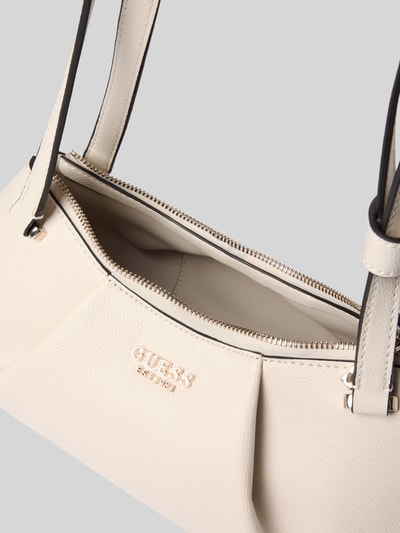 Produktfoto, Shoulder Bag in Leder-Optik Modell 'Amorette' von GUESS in Beige mit schmalem Schulterriemen, Reißverschluss, Logo-Detail, strukturierte Oberfläche, Hauptfach sichtbar